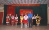 Đồng chí Nguyễn Văn Tâm-Bí thư Đoàn xã trao giải cho các thí sinh