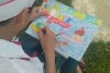 Đội viên trường THCS Lăng Can đang vẽ tranh với chủ đề biển đảo quê hương