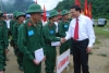 Đ/c Nguyễn Mạnh Tuấn, UV BCH Đảng bộ tỉnh, Bí thư Huyện ủy, Chủ tịch Hội đồng nhân dân huyện Lâm Bình tặng quà cho các tân binh