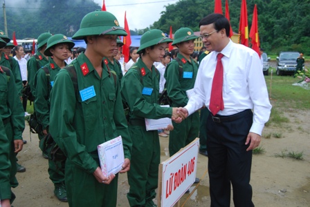 Đ/c Nguyễn Mạnh Tuấn, UV BCH Đảng bộ tỉnh, Bí thư Huyện ủy, Chủ tịch Hội đồng nhân dân huyện Lâm Bình tặng quà cho các tân binh