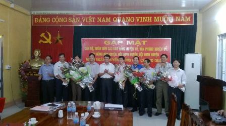 Thường trực Huyện ủy, lãnh đạo Ủy ban nhân dân huyện Lâm Bình tặng hoa chúc mừng các cơ quan