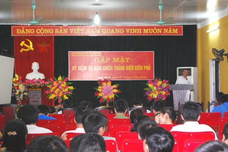 Đ/c Vũ Tiến Nhị-Phó Chủ tịch Hội CCB huyện đang ôn lại Chiến thắng Điện Biên Phủ