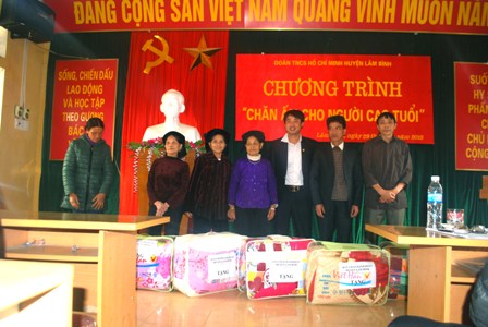Đ/c Trương Văn Quang - Bi thư Huyện đoàn tặng chăn ấm cho người cao tuổi xã Lăng Can