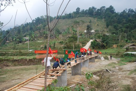 Đoàn viên thanh niên và nhân dân thôn Bản Bon đang hoàn thành phần còn lại của cây cầu