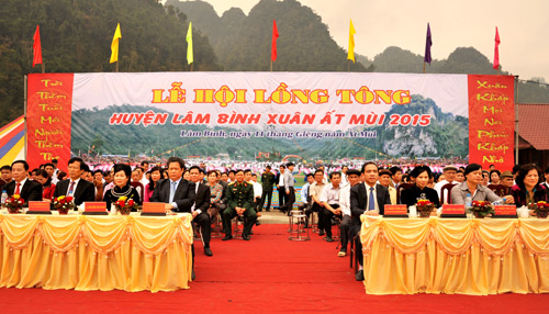 Các đồng chí lãnh đạo tỉnh và đại biểu dự Lễ hội Lồng tông huyện Lâm Bình năm 2015