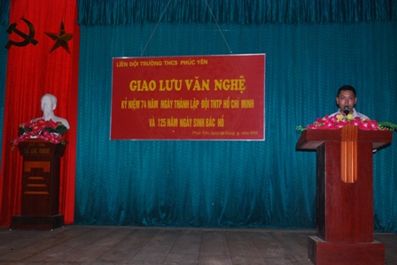 Anh Vi Văn Phong - Tổng phụ trách đội trường THCS Phúc Yên phát biểu tại đêm giao lưu văn nghệ