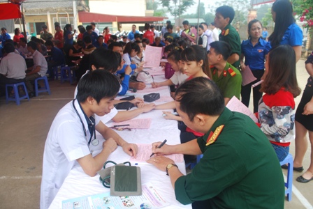 Đông đảo đoàn viên, thanh niên huyện Lâm Bình có mặt từ rất sớm để đăng ký hiến máu