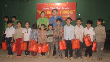 Đồng chí Quan Văn Sĩ - Phó Bí thư Huyện đoàn tặng quà cho các em học sinh