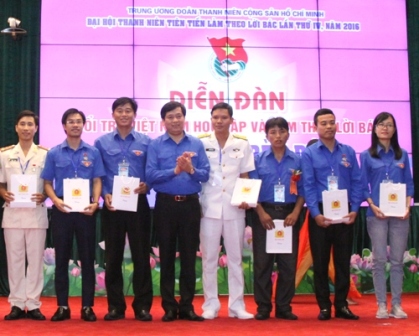 Đồng chí Nguyễn Long Hải - Bí thư BCH Trung ương Đoàn, Chủ tịch Hội đồng Đội Trung ương tặng quà lưu niệm cho các đại biểu tham dự diễn đàn