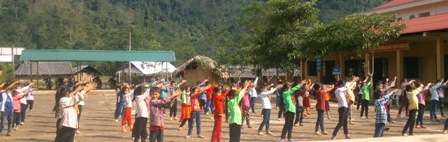 Các em học sinh múa tập thể giời ra chơi giữa giờ