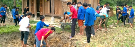 Đoàn viên thanh niên láp, san nền nhà cho hộ nghèo