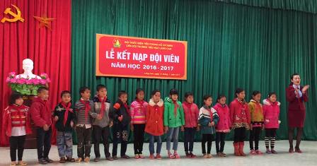 Chị Nguyễn Hoài Thương - Tổng phụ trách đặt khăn quàng đỏ lên vai, căn dặn đội viên mới