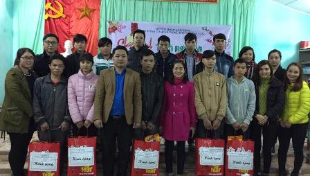 Đồng chí Nguyễn Mạnh Toàn, Ủy viên BTV Huyện đoàn, Bí thư chi đoàn cơ quan Đảng, đoàn thể huyện tặng quà cho hộ gia đình chính sách