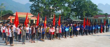 Đoàn viên, thanh niên làm lễ chào cờ
