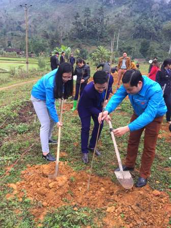 Đoàn viên thanh niên tham gia trồng cây xanh hưởng ứng Tết trồng cây năm 2018