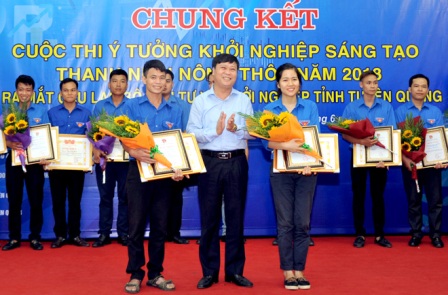 Lãnh đạo Ban Tuyên Giáo Tỉnh Ủy chúc mừng anh Chẩu Thanh Phương (ngoài cùng bên trái) nhận Giải Nhì tại cuộc thi Thanh niên Tuyên Quang khởi nghiệp. Ảnh: Thanh Phúc
