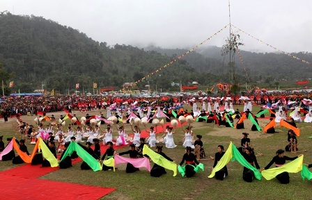 Màn đồng diễn tại Lễ hội Lồng Tông, Ngày hội văn hóa các dân tộc huyện Lâm Bình