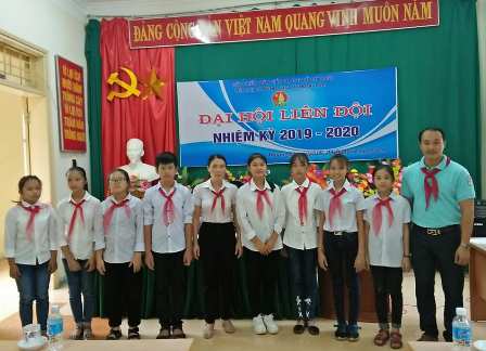 Nông Thị Khoa – Bí thư chi bộ, hiệu trưởng, thầy giáo Nguyễn Đức Thảo - TPT đội và các em trong BCH liên đội nhiệm kỳ 2019-2010