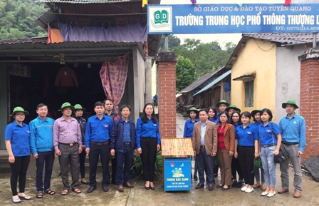 Đồng chí Nguyễn Văn Hiền - Ủy viên BTV Huyện ủy, Phó Chủ tịch UBND huyện cùng đại biểu trao tặng thùng rác xanh thân thiện với môi trường cho xã Thượng Lâm