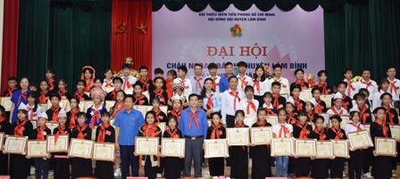 Đại biểu dự Đại hội Cháu ngoan Bác Hồ huyện Lâm Bình lần thứ II - năm 2020 chụp ảnh lưu niệm tại đại hội