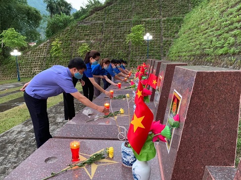 Huyện đoàn Lâm Bình tổ chức Lễ thắp nến tri ân nhân kỷ niệm 74 năm Ngày Thương binh - Liệt sĩ (27/7/1949 – 27/7/2021)