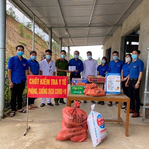 Tuổi trẻ huyện Lâm Bình đến thăm và tặng quà các chốt kiểm dịch Covid-19 trên địa bàn huyện
