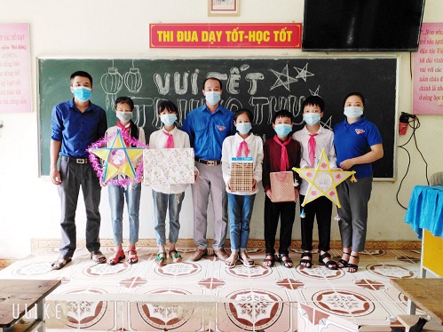 Đoàn trường, Liên đội trường THCS&THPT Thượng Lâm chăm lo Tết Trung thu cho thiếu nhi trong mùa dịch