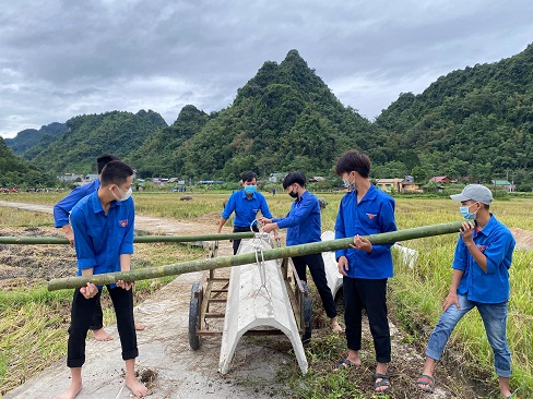 Tuổi trẻ Đoàn TNCS Hồ Chí Minh xã Thượng Lâm tham gia thực hiện chương trình Nông thôn mới nâng cao, nông thôn mới kiểu mẫu năm 2021.