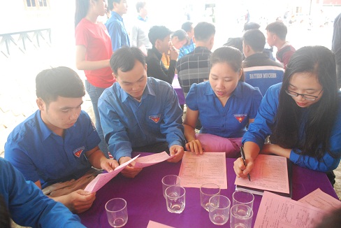 Tuổi trẻ huyện Lâm Bình hưởng ứng Ngày thứ bảy tình nguyện giải quyết thủ tục hành chính