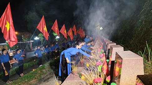 Huyện đoàn Lâm Bình tổ chức Lễ thắp nến tri ân nhân kỷ niệm 75 năm Ngày Thương binh - Liệt sĩ (27/7/1949 - 27/7/2022)