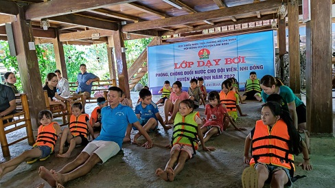 Hội đồng Đội huyện Lâm Bình khai giảng lớp dạy bơi, phòng chống đuối nước miễn phí cho thiếu niên, nhi đồng năm 2022
