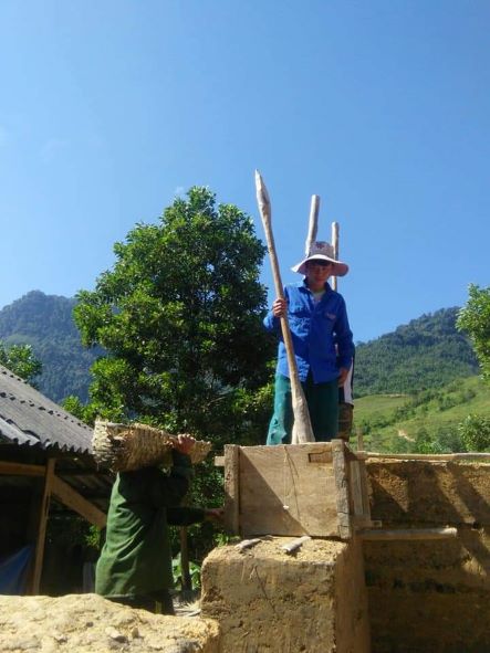 ĐVTN chi đoàn thôn Khuổi Trang, xã Xuân Lập đảm nhận xây dựng Ngôi nhà trình tường của đồng bào dân tộc Mông
